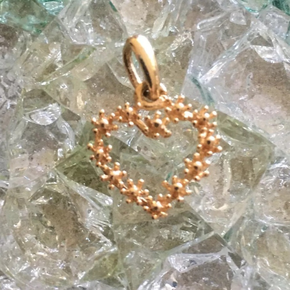 Solid 18k Gold Mini Heart Shaped Wreath Pendant